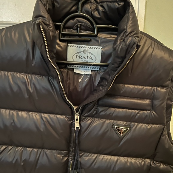 Prada black vest in size 40 - Picture 2 of 4